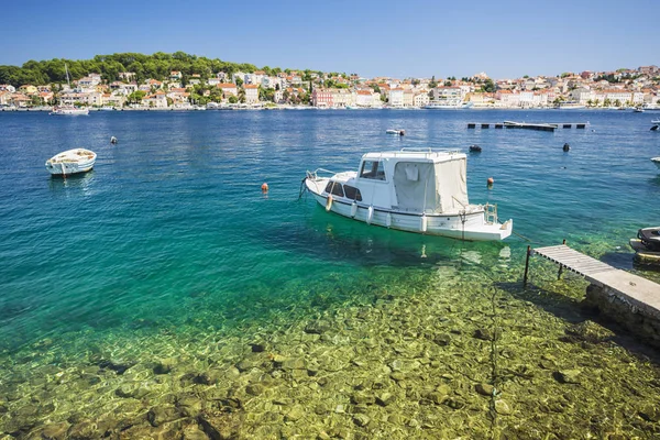 Bagażnik Zacumowany Drewnianym Pomoście Porcie Miasta Losinj Chorwacja — Zdjęcie stockowe