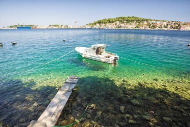 Hırvatistan 'ın Losinj kasabasının limanındaki ahşap rıhtıma demirlemiş bot..