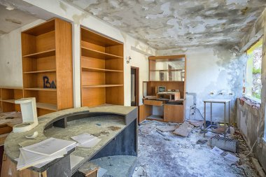 Hırvatistan 'ın Losinj adasında terk edilmiş bir otelin içinde