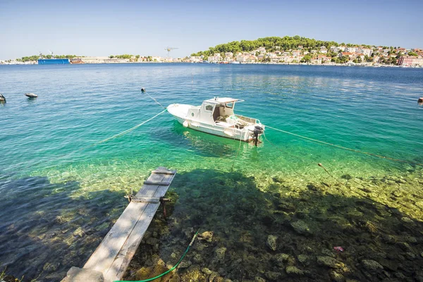 Stivale Ormeggiato Molo Legno Nel Porto Della Città Lussino Croazia — Foto Stock