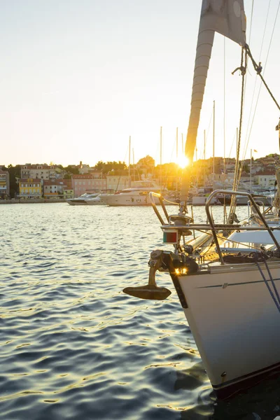 通过停泊在克罗地亚Losinj镇港口的豪华游艇的缆索 带来温暖的晨光 — 图库照片