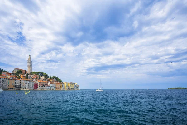 クロアチア ロヴィニの旧市街の海辺の景色 — ストック写真