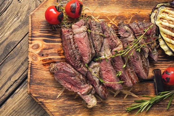 Juicy Medium Beef Steak Served Vegetables Wooden Board Traditional American — Stock Photo, Image