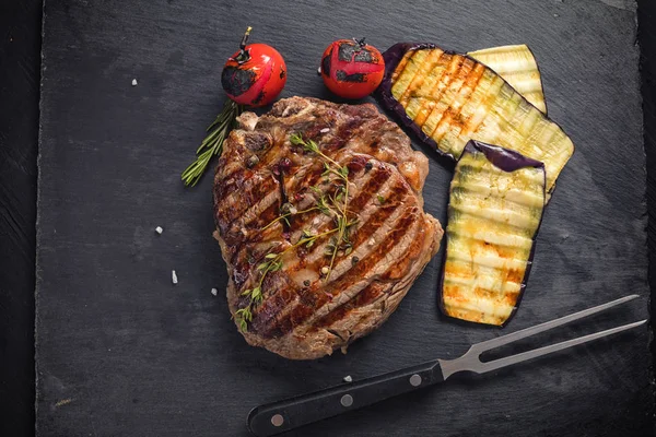 Juicy Medium Beef Steak Served Vegetables Wooden Board Traditional American — Stock Photo, Image