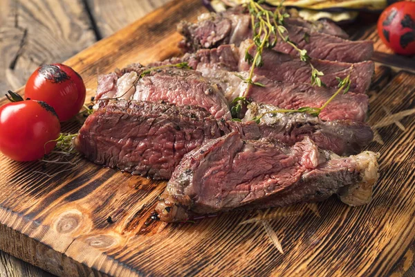 Juicy Medium Beef Steak Served Vegetables Wooden Board Traditional American — Stock Photo, Image