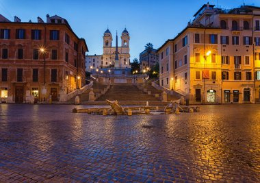 Roma, İtalya 'da İspanyol Merdivenleri ve Fontana della Barcaccia gece görüşü.