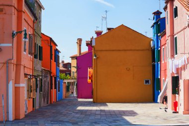 Burano Adası, Venedik, İtalya 'nın çok renkli mimarisi.