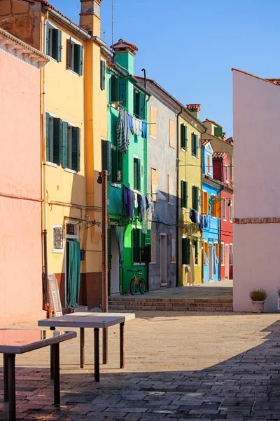 イタリア ヴェネツィアのブラーノ島の多色建築 — ストック写真