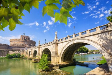 Hadrian anıtı, genellikle Castel Sant 'Angelo (Kutsal Melek Kalesi) ve Sant' Angelo Köprüsü olarak bilinir. Roma. İtalya.