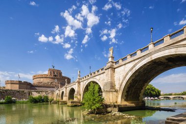 Hadrian anıtı, genellikle Castel Sant 'Angelo (Kutsal Melek Kalesi) ve Sant' Angelo Köprüsü olarak bilinir. Roma. İtalya.