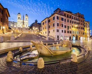 Roma, İtalya 'da İspanyol Merdivenleri ve Fontana della Barcaccia gece görüşü.