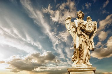 Ponte Sant 'Angelo' daki melek ya da Hadrian Köprüsü, Roma, İtalya.