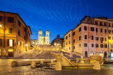 Roma, İtalya 'da İspanyol Merdivenleri ve Fontana della Barcaccia gece görüşü.
