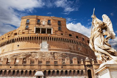 Hadrian anıtı, genellikle Castel Sant 'Angelo (Kutsal Melek Kalesi) ve Sant' Angelo Köprüsü olarak bilinir. Roma. İtalya.