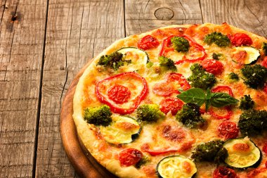 Ahşap tabakta lezzetli pizza 