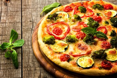 Ahşap tabakta lezzetli pizza 