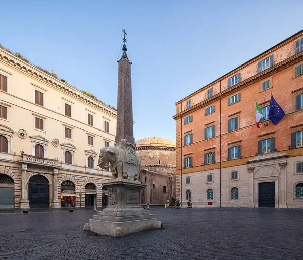 Roma, İtalya 'daki Piazza della Minerva' da fil ve Obelisk.