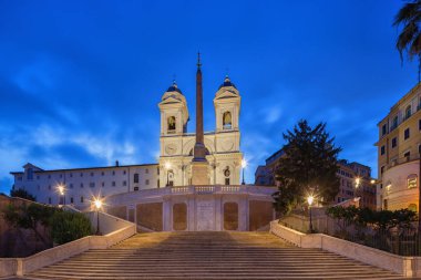 Roma, İtalya 'da İspanyol Merdivenleri ve Fontana della Barcaccia gece görüşü.