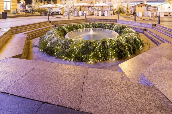 Mandusevac Brunnen Der Nacht Geschmückt Mit Adventskranz Zagreb Zentralplatz Von — Stockfoto