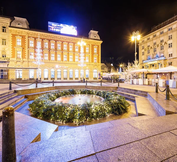 Fonte Mandusevac Noite Decorada Com Grinalda Advento Praça Central Zagreb — Fotografia de Stock