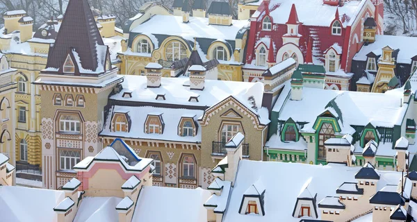 Güzel renkli evler ve karla kaplı çatıları — Stok fotoğraf