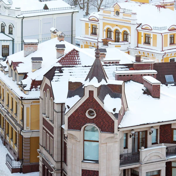 Soğuk havalarda karla kaplı çatıları — Stok fotoğraf