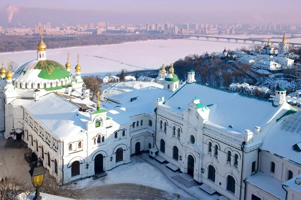 Ortodoks Kilisesi bir yükseklikten kenti ile kışın — Stok fotoğraf