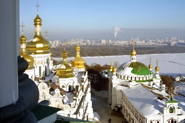 Ortodoks Kilisesi bir yükseklikten kenti ile kışın — Stok fotoğraf