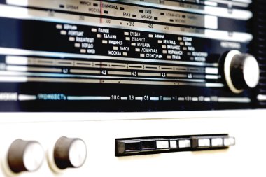 eski el ile radyo radyo kanalları bulmak için bir ölçek ile