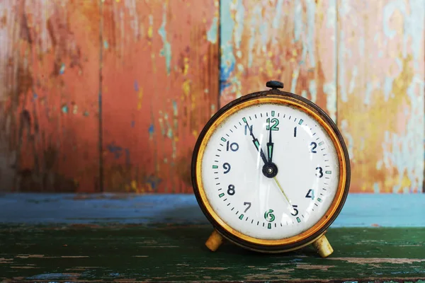 Vieille horloge sur le fond de planches en bois peintes — Photo