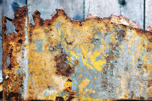 Corrosion métallique ancienne et rouillée et peinture fissurée dessus — Photo