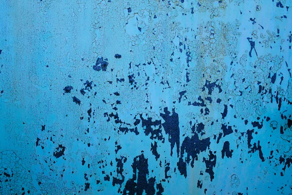 Superfície metálica enferrujada pintada com tinta e rachada de tempos em tempos — Fotografia de Stock