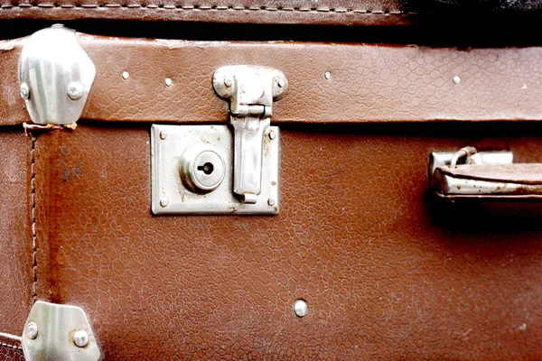 Vieille valise minable en cuir véritable — Photo