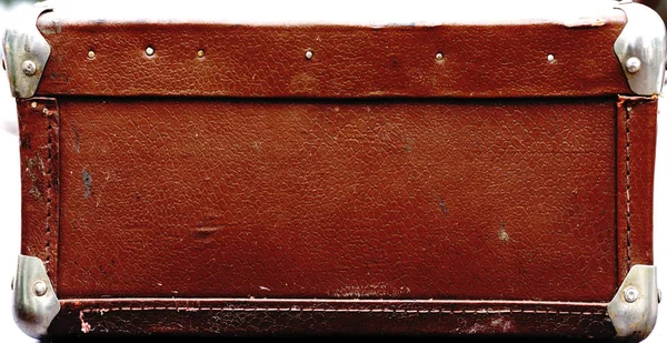 Старый потрепанный чемодан из натуральной кожи — стоковое фото