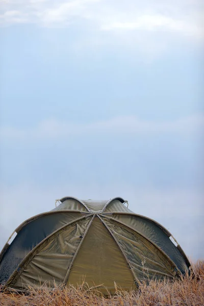 Angelzelt mit Angelrute am Ufer des Sees — Stockfoto