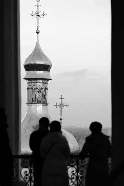 Menschen in der christlichen Kirche in Schwarz-Weiß Foto — Stockfoto