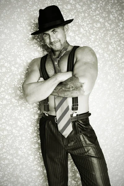 Macho in a felt hat and a cigar in the hands of a photo made in black and white — Stock Photo, Image