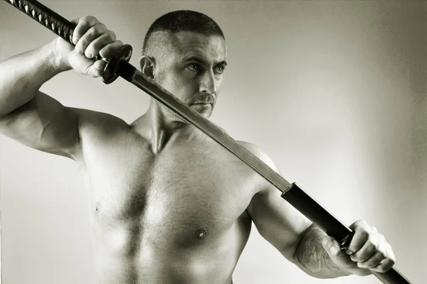 Samuraj s mečem v černé a bílé barvy — Stock fotografie