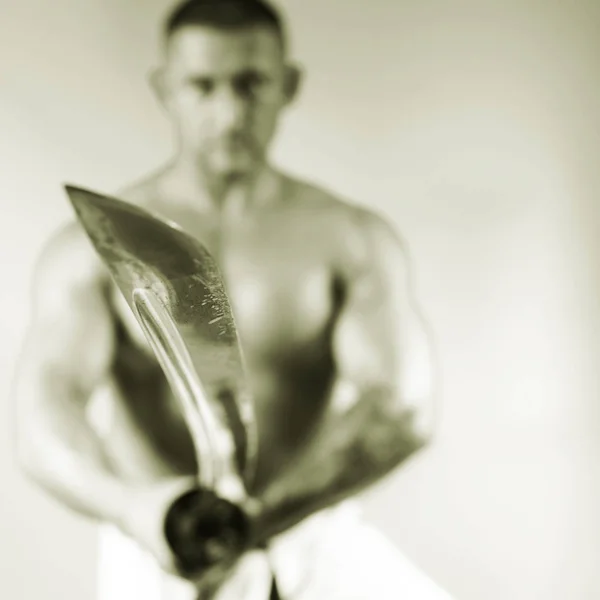 Samuraj z mieczem w jego ręce zdjęcie czarno-białe — Zdjęcie stockowe