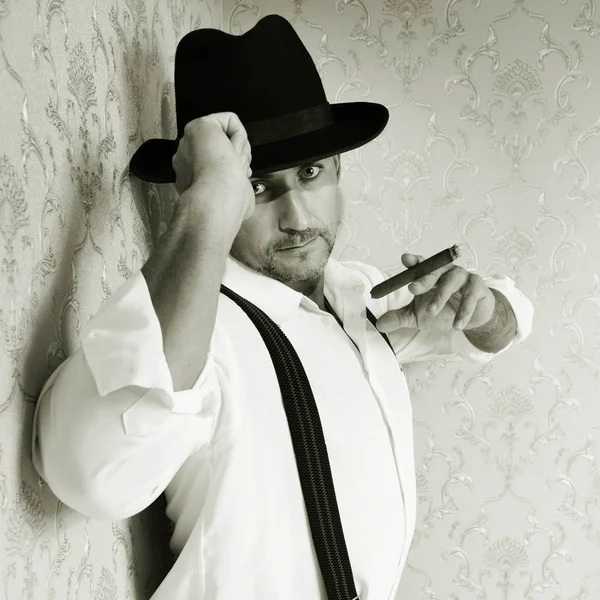 Muscular macho in a felt hat black and white photo — Stock Photo, Image