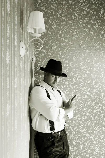 Gespierde macho in een vilten hoed zwart-wit foto — Stockfoto