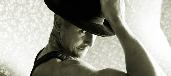 Muscular macho in a felt hat black and white photo — Stock Photo, Image