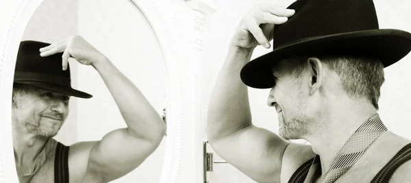 Muscular macho in a felt hat black and white photo — Stock Photo, Image