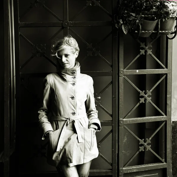 Portret van een meisje in de straat zwart-wit foto — Stockfoto