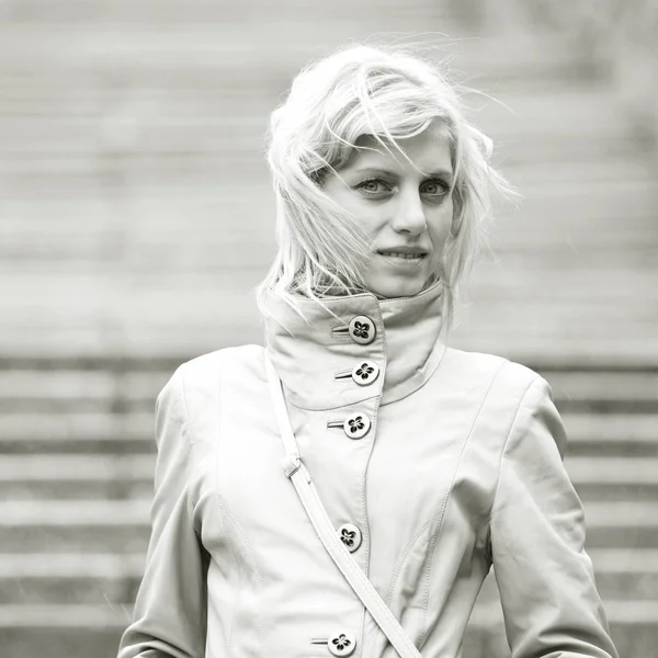 Retrato de uma menina na rua foto em preto e branco — Fotografia de Stock
