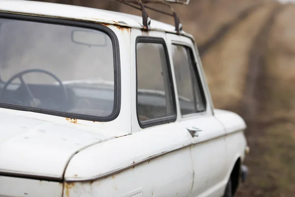 Vieille voiture blanche sur fond de nature — Photo