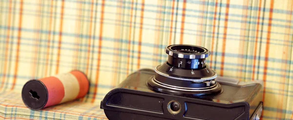 Câmera de filme antigo em estilo retro de cor preta — Fotografia de Stock