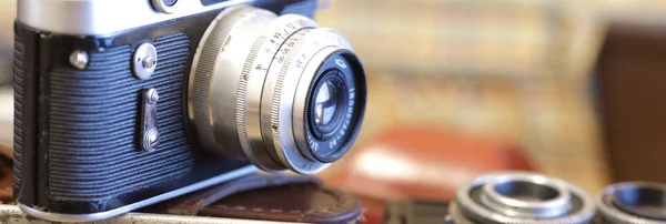 Старая кинокамера в стиле ретро черного цвета — стоковое фото