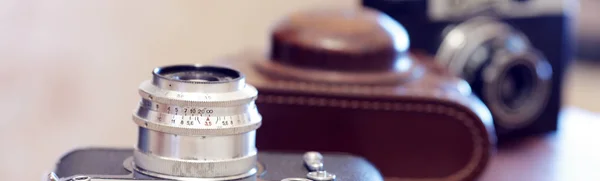 Eski film kamera retro tarzı siyah renk — Stok fotoğraf