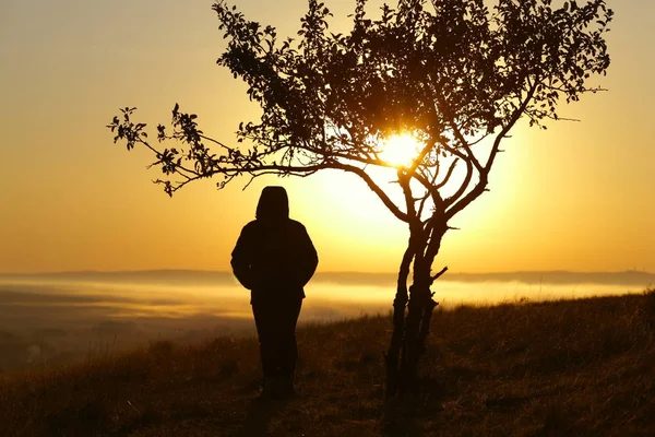 Forte espírito menina de pé de frente para o sol ao nascer do dia — Fotografia de Stock